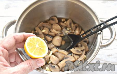 К шампиньонам выжимаем лимонный сок и перемешиваем.