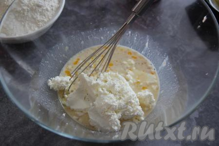 Добавить в миску творог. Если не любите крупинки в тесте, то предварительно пробейте творог погружным блендером или перетрите через сито. Перемешать массу венчиком.