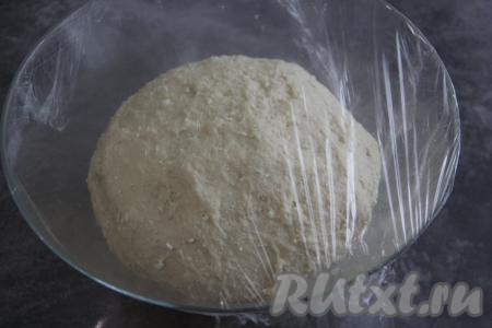 По прошествии времени тесто поднимется раза в 2-3 и округлится.