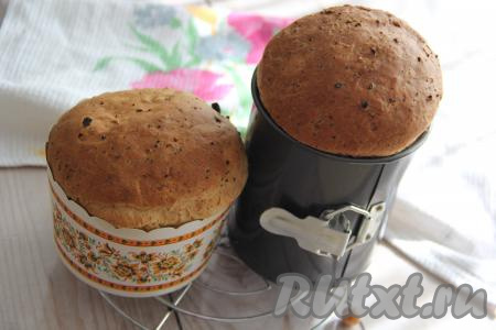 Поставить формы в духовку, прогретую до 180 градусов, и выпекать творожные куличи с изюмом минут 35. Готовность куличей проверить деревянной шпажкой (просто проколите куличи сухой шпажкой, если выпечка готова, значит шпажка останется сухой). Готовые куличи достать из духовки, остудить полностью на решётке.