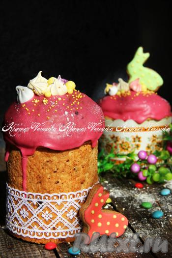 Вкусные творожные куличи покрыть любой глазурью (у меня - ягодная глазурь) и украсить по желанию. Посмотрите, какие красивые куличи получились.