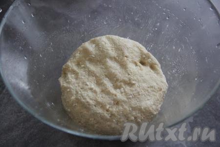 Вымешивать минут 10. Тесто по консистенции должно быть податливым, не липнущим к рукам. Затем сформировать из теста колобок и оставить в миске, прикрыв полотенцем, на 1,5 часа в тёплом месте.