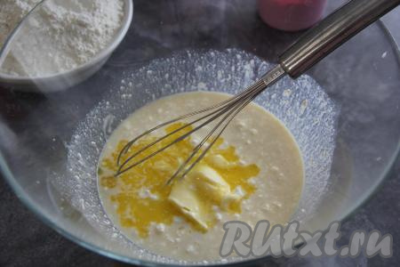Растопить сливочное масло до жидкого состояния (можно это сделать в микроволновку). Дать маслу остыть до 40 градусов. Влить растопленное масло в миску, вмешать его венчиком.