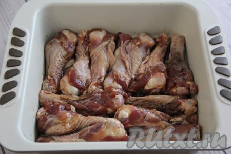 Подготовленные утиные крылышки выложить в жаропрочную форму (или на противень) в один слой. Весь оставшийся в миске маринад влить в форму. Закрыть форму (или противень) фольгой и поставить в разогретую духовку, запекать крылья 1 час при температуре 180 градусов.