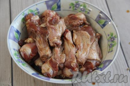 Хорошо перемешать крылья с маринадом и оставить на пару часов в прохладном месте (а лучше всего поставить на ночь в холодильник).