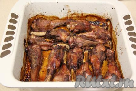 Через час снять фольгу и оставить утиные крылышки при верхнем нагреве духовки на минут 15 (до зарумянивания).