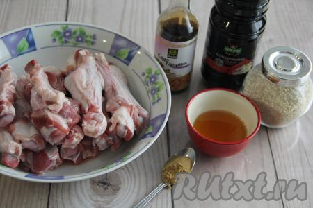 Утиные крылья промыть под проточной водой. Разрезать каждое крыло по фаланге на 2 части и обсушить бумажным полотенцем.