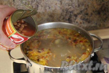 По желанию, в такой супчик можно вместе с жидкостью из банки выложить консервированную фасоль. Довести суп до кипения, посолить и варить 3-5 минут, а затем выключить огонь и, накрыв кастрюлю крышкой, дать настояться минут 20.