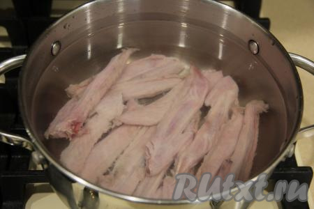 В кастрюлю выложить утиные крылья, влить, примерно, 1,5 литра воды. Поставить на огонь, после закипания бульона аккуратно убрать пену и варить крылышки 1 час на умеренном огне.