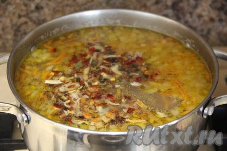 После того как картошка проварится минут 10, добавить в суп с утиными крыльями обжаренные овощи, всыпать любимые специи для первых блюд (я всыпала 1 чайную ложку сушёных овощей), перемешать, дать закипеть, а затем варить на небольшом огне минут 5-7 (картофель должен стать достаточно мягким).