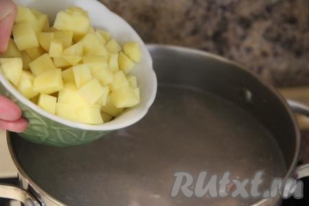 Картошку нарезать на небольшие кубики и добавить в кипящий бульон с утиными крыльями.