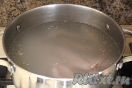 Готовый бульон можно процедить.