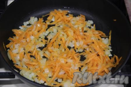 Обжаривать овощи минут 7 (до мягкости), помешивая.