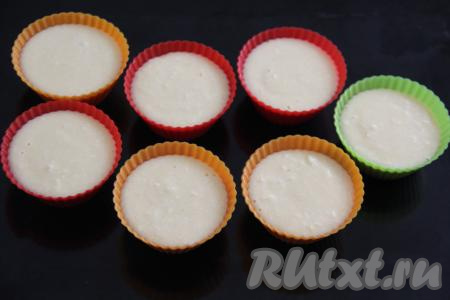 Пробить массу погружным блендером до однородности и оставить на 15 минут, чтобы манная крупа успела набухнуть. Затем разложить творожную массу по силиконовым формочкам, заполняя их практически полностью.