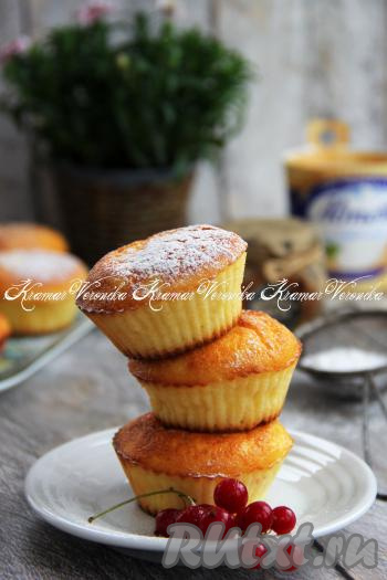 Готовые сырники достать из духовки, вынуть из силиконовых формочек, переложить на тарелку и подать к столу. Очень воздушные и вкусные сырники получились. А самое главное, они готовятся совсем без масла, поэтому намного полезнее обычных.