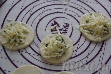 На каждый кружочек выложить в середину немного начинки из сулугуни и зелени. Я выкладывала по 1 чайной ложке начинки.