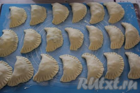 Сформировать вареники любой формы. У меня получилось 25 вареников. Если вы не планируете сразу варить все вареники с сулугуни и зеленью, тогда выложите их в один слой на доску и отправьте в морозилку. Замороженные вареники сложите в пакет и храните в морозилке. А по мере надобности доставайте и отваривайте.