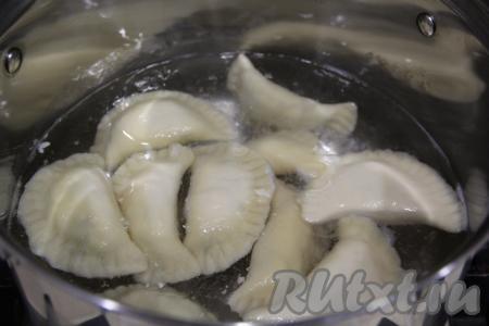 Для того чтобы отварить свежеслепленные (или замороженные) вареники, нужно выложить их в кастрюлю с кипящей, слегка подсоленной водой.