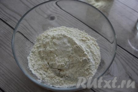 Муку просеять в глубокую миску. Добавить соль.