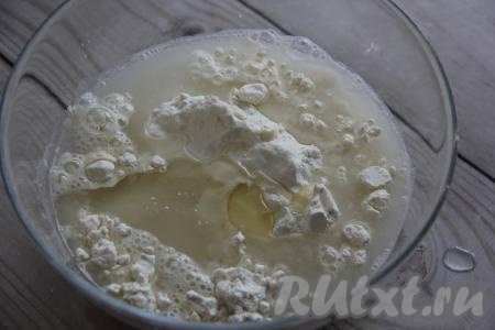 Влить к муке холодную воду и растительное масло, перемешать тесто вначале ложкой, а затем продолжить замешивать руками. Вымешивать тесто нужно не менее 10 минут.