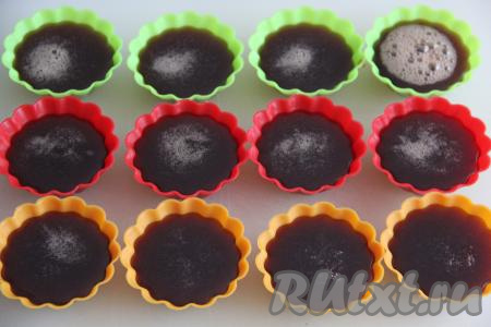 Разлить массу по силиконовым формочкам для конфет (или вылить в форму, застеленную плёнкой, тогда после застывания нужно будет нарезать мармелад на кусочки).&nbsp;