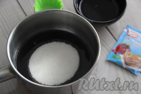 Процедить 200 миллилитров компота (ягоды нам не понадобятся).&nbsp;150 миллилитров процеженного компота влить в сотейник, добавить 100 грамм сахара. У меня компот не очень сладкий. Количество сахара можно регулировать в зависимости от сладости компота. В очень сладкий компот сахар можно и вовсе не добавлять. Поставить сотейник на огонь.&nbsp;