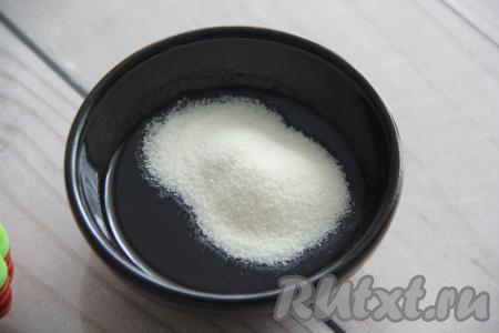 В 50 миллилитрах процеженного компота развести желатин и оставить набухать.&nbsp;