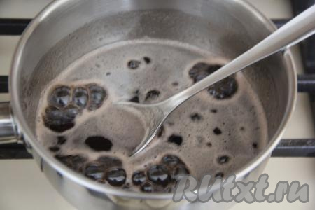 После закипания компота с сахаром уменьшить огонь и проварить минуты 3.