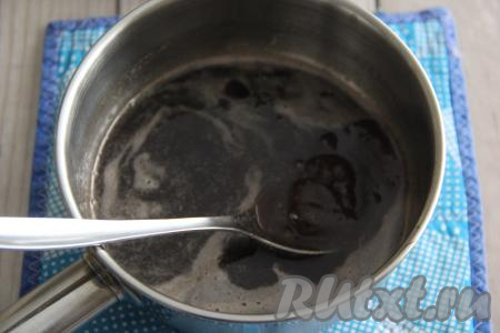 Снять сотейник с огня и добавить в него набухший желатин, перемешать до полного растворения желатина.&nbsp;