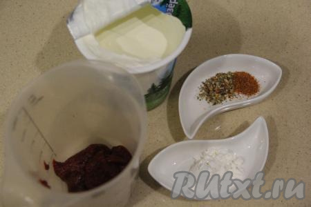 Для приготовления соуса в высокую чашу (или любую другую достаточно объёмную посуду) выложить томатную пасту.&nbsp;