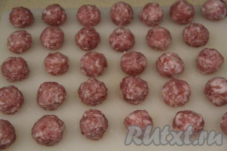 Сформировать из фарша круглые фрикадельки любого размера (я сделала небольшие фриделечки). Чтобы фарш не прилипал к ладоням, смочите руки водой.&nbsp;
