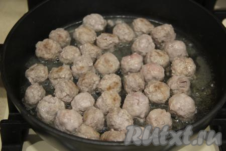 Обжарить фрикадельки на среднем огне до золотистого цвета со всех сторон.&nbsp;