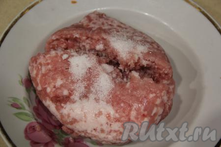 Фарш посолить по вкусу и хорошо вымесить.&nbsp;