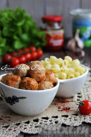 Вкусные, нежные фрикадельки я подала с макаронами, поливая их сметанно-томатным соусом, в котором они тушились на сковороде.