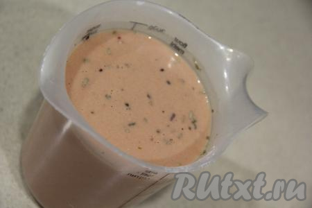 К томатной пасте добавить сметану, крахмал, всыпать по вкусу специи и соль, затем влить воду и перемешать получившийся сметанно-томатный соус венчиком.