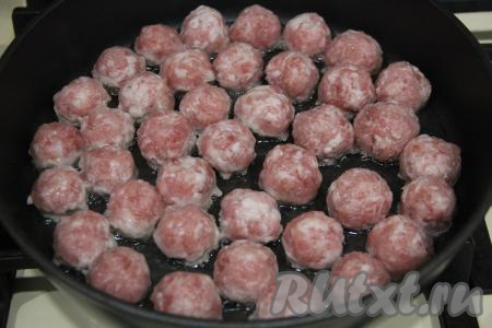 Влить в сковороду масло, поставить на огонь и выложить фрикадельки в один слой.&nbsp;