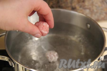 Когда фрикадельки сформированы, можно приступать к приготовлению супа. В кастрюлю нужно влить 1,5 литра воды, поставить на сильный огонь. После того как вода закипит, опустить в неё фрикадельки. Рис хорошо промыть.