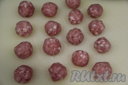 Из куриного фарша сформировать шарики любого размера - фрикадельки. Если сформировали больше фрикаделек, чем вам нужно для супа, тогда лишние фрикадельки выложите на доску (или на тарелку) в один слой, заморозьте в морозилке, уберите в пакет и храните в морозилке, а затем используйте для варки супа в следующий раз.