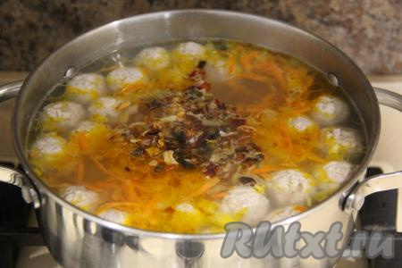 После того как суп с фрикадельками и рисом проварится 15 минут, добавить обжаренные лук с морковкой, посолить по вкусу, всыпать любимые специи (я положила сушёные овощи). Дать закипеть и варить на небольшом огне минут 7. Затем огонь выключить и оставить суп минут на 10-15 настояться под крышкой.