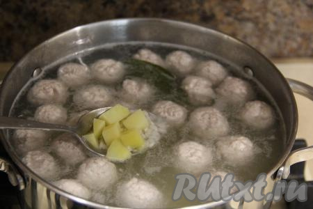 Добавить картофель в кастрюлю и варить 10 минут.
