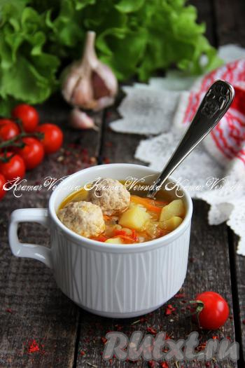 Очень вкусный, ароматный, сытный суп с куриными фрикадельками и рисом разложить по тарелкам и подать к столу. Это первое блюдо неизменно нравится и детишкам, и взрослым, а готовится оно достаточно просто и быстро.