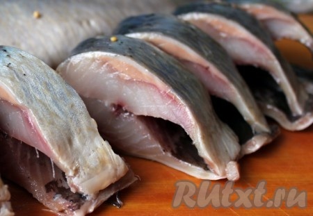 Селёдку солёную (я использую домашнего посола) очистить от внутренностей и костей, затем филе нарезать кубиками.