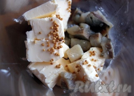 Соединить кусочки селёдки со сливочным маслом и зернами горчицы в стакане блендера.