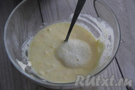 Соду погасить лимонным соком и влить в миску, снова перемешать.&nbsp;