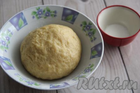 Тесто, замешанное на майонезе, должно получиться мягким, не липнущим к рукам, приятным в работе. Сформировать из теста колобок, оставить в миске, накрыв пищевой плёнкой, минут на 15.&nbsp;