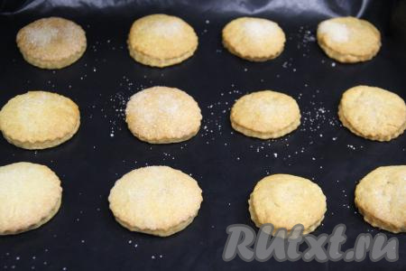 Выпекать печенье в разогретой духовке минут 15 при температуре 180 градусов.