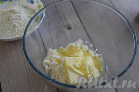 Соединить в объёмной миске творог, сметану, сахар и сливочное масло комнатной температуры.