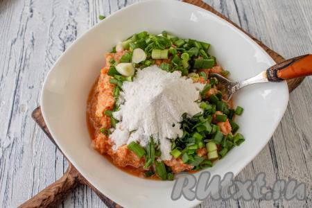 Всыпьте муку, тщательно перемешайте фарш.