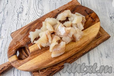 Филе рыбы нарежьте на небольшие кусочки.