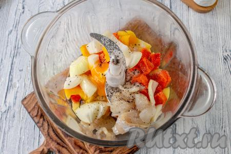 Нарезанные картошку, перец, морковь, картофель и рыбное филе сложите в чашу блендера, посолите и поперчите, вбейте куриное яйцо, измельчите блендером до получения фарша. Можно вместо блендера овощи и рыбку пропустить через мясорубку.